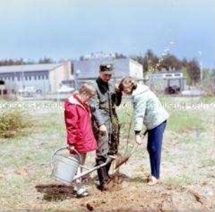 Mitglieder der AG Junger Gartenbauer der Station Junger Techniker und Naturforscher Eberswalde bei Pflanzung eines Gehölzes