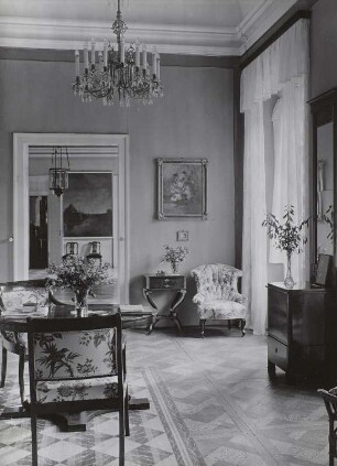 Schloss Hermsdorf, Inneres, Wohnraum mit Stillleben