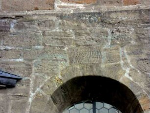 Kirchturm von Süden - Erdgeschoß - Werkstein mit Textkartusche über Fensterbogen (Anläßlich Überarbeitung in spätgotischer Zeit)