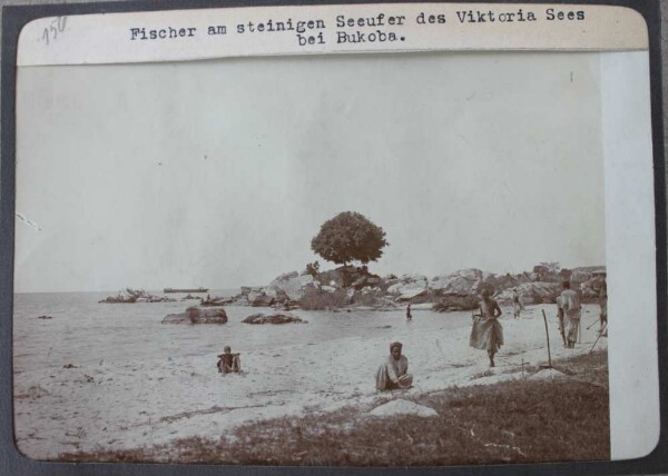 Pêcheurs sur les rives rocheuses du lac Victoria, près de Bukoba