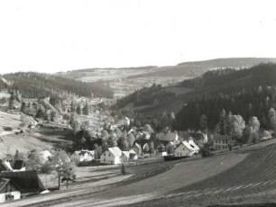 Neuhammer bei Karlsbad (Nové Hamry). Unterer Ortsteil von der Kirche. Blick nach Südsüdwest das Rohlau-(Rolava-) Tal abwärts