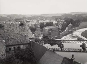 Rochlitz, Blick vom Schlossturm gegen Eisenbahnbrücke, Schlossmühle und Kunigundenkirche nach Osten