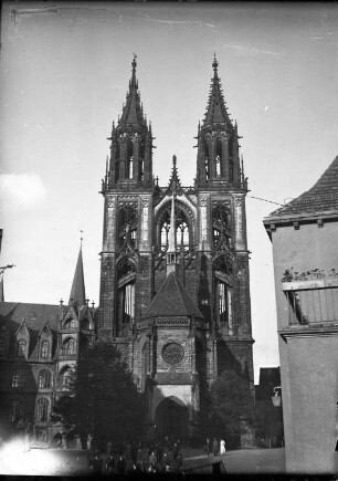 Deutschland. Gotische Kirche. Ansicht der Turmseite