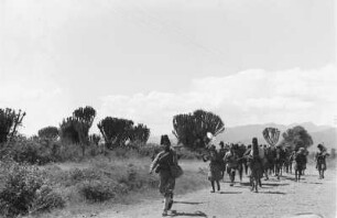 Italienische Kolonialsoldaten : Italienische Kolonialsoldaten auf einer Landstraße