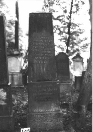 Grabstein 146 (Index: 99898973) Material: Granit Zustand: gut erhalten Maße HxBxT: 210x55x28 cm Beschreibung: Obelisk: Grabstein 146