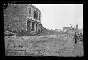 Vimy (?) (Dep. Pas-de-Calais, Frankreich): Gebäuderuine neben einer breiten unbefestigten Straße