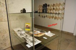 Ausstellung "Zeitgeist im Oktavformat. Illustrierte Magazine der 20er Jahre". 14.09.2013-19.11.2913. Vitrine "Auto-Magazin" und zeitgenössische Kameras