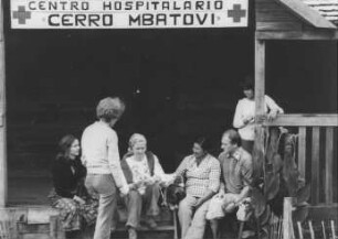 Tavai (Departement Caazapa/Paraguay). Projekt Gesundheitsdienste in Paraguay. Hospital Cerro Mbatovi (Aufsteigende Erde). Blick auf den Eingang mit Wartenden