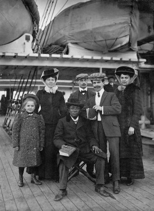 Hochseepassagierdampfer Pennsylvania, Bordaufnahmen. Gruppenbild von Touristen mit Büchern unter den Rettungsbooten an Deck