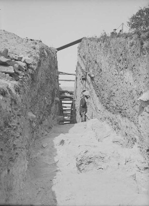 Dresden-Coschütz. Heidenschanze, Grabung, Blick in den Graben I von Süden: 6m hohe Erdaufschüttung als Fundament der jüngeren Stadtmauer