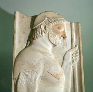 Athen. Archäologisches Nationalmuseum. Stele des Aristíonos, spätarchaisch. Hoplit mit Helm, Panzer, Speer