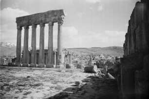 Reisefotos Libanon. Baalbek. Tempelanlage (101/300). Ruine des Jupitertempels. Ansicht der sechs korinthischen Säulen mit Architrav. Blick zum Bacchustempel