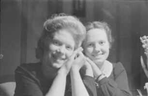 Zweiter Weltkrieg, Auf heimaturlaub. Zwei junge Mädchen (wohl aus der Familie des Fotografen)