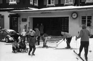Hinterzarten: Skiläufer am Bahnhof