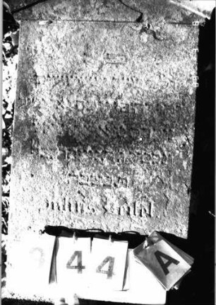 Grabstein 944 (Index: 99753158) Material: Sandstein Zustand: stark verwitt/fast völl. Textverlust Maße HxBxT: 108x42x24 cm Beschreibung: Stele, Sockel, Giebel: Grabstein 944A