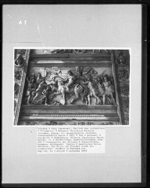 Triumphtor — Relief