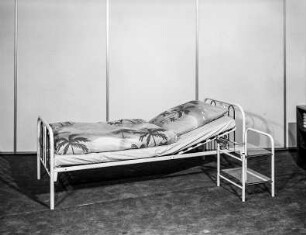 Krankenhausbett mit Nachttisch