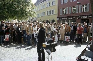 Freiburg i. Br.: Zauberkünstler vor dem Rathaus