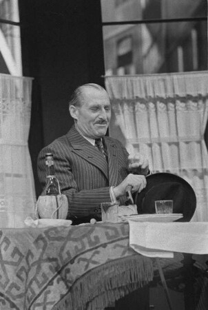 Szenenbilder aus "Lügen haben lange Beine" von Eduardo de Filippo mit Musik von Günter Hauk (Regie: Werner Schulz-Wittan, Ausstattung: Dieter Berge). Maxim-Gorki-Theater Berlin, 21.02.1958 (Premiere am 25.02.1958) : Mit Lotte Loebinger als Carmela, Evamaria Bath als Olga, Ruth Kommerell als Constanza, Eva-Maria Hagen als Angelina, Heinz Scholz als Libero, Wilhelm Gröhl als Benedetto, Walter Jupé als Guglielmo, Hermann Dieckhoff als Roberto, Hildegard Röder als Graziella, Friedel Nowack als Christina, Wolfgang Hübner als erster Sohn u. a.