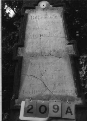 Grabstein 209 (Index: 100093650) Zustand: Inschrifttafel mehrfach zerbrochen Maße HxBxT: 275x70x40 cm: Grabstein 209A