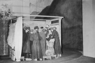 Szenenbilder aus "Der kaukasische Kreidekreis" von B. Brecht mit A. Hurwicz, H. Weigel, E. Geschonneck, Berliner Ensemble, 1954