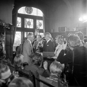Herrenhaus [Schloss Tremsbüttel]: Verleihung des "Goldenen Bildschirms": Innenansicht: Festsaal: Verleihung des Preises an Naturfilmer Heinz Sielmann: Blick über Stuhlreihen mit Rückansicht der Preisträger: rechts Reporter