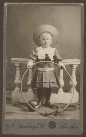 Ansichtskarte Kinderporträt mit Spielsachen, Fotoatelier "A. Handorf & Co."