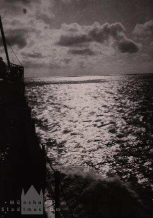 Blick von einem Schiff aufs Meer