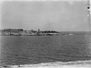 Im Hafen von Valetta : Blick auf Gebäude am Hafen