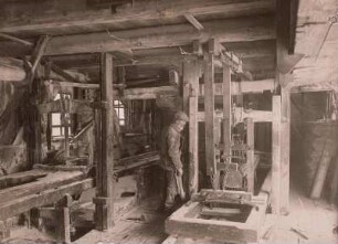 Louis Häßler am Gatter seiner Mühle : Steinbach. Inneres der Häßler-Schneidemühle