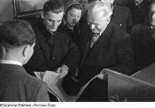 Veranstaltung anlässlich des 70. Geburtstages von Wilhelm Pieck : Wilhelm Pieck (rechts) mit Gratulanten