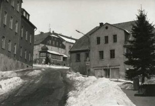 Klingenthal. Ernst-Thälmann-Straße. Blick zum Alten Schloß (Klubhaus)