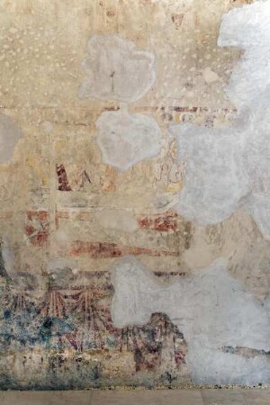 Freskenüberreste an der Westwand — Bildfeld