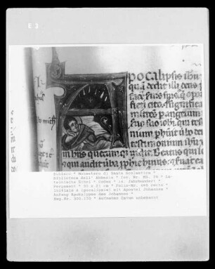 Lateinische Bibel — Initiale A (pocalipsis) mit Apostel Johannes, Folio 465 recto