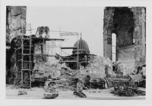Ruine der Frauenkirche gegen Ausstellungsgebäude des Sächsischen Kunstvereins