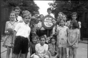 Berlin. Kindergruppe am Hinweisschild einer Spielstraße