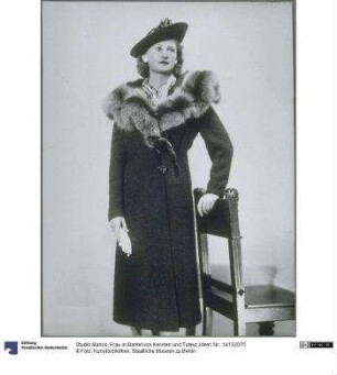 Frau in Mantel von Kersten und Tuteur