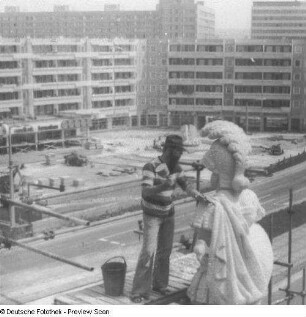 Dresden, Blockhaus : Dresden-Neustadt. Blockhaus am Neustädter Markt (Neustädter Wache). Wiederaufbau, Steinmetz bei der Bearbeitung der Giebelfigur