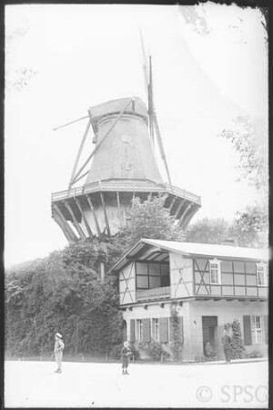 Potsdam, Historische Mühle und Schweizerhaus, Blick auf die Historische Mühle, davor Teil des Schweizerhauses.