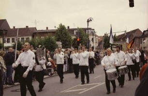 Kindervogelschießen: Umzug in der Hamburger Straße: Spielmannszug "Alte Kameraden"