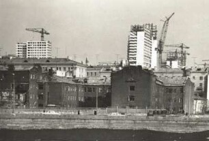 Moskau. Blick vom Schewtschenko-Kai über die Moskwa auf Wohnviertel verschiedener baugeschichtlicher Etappen. Im Hintergrund Baustelle des Kalinin-Prospektes
