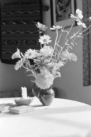 Vase mit Blumen im Teupitzer Wochenendhaus.
