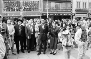 München: Gruppen auf dem Weg zum Rathaus; beim Glockenspiel vor dem Rathaus
