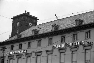 Baldiger Einzug der Stadtbibliothek und der Städtischen Sparkasse in das ehemalige Sparkassengebäude am Marktplatz, Zähringerstraße 98.