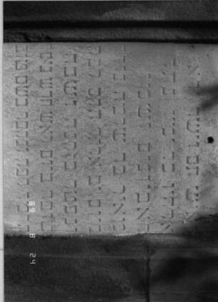 Grabstein 75 (Index: 100086540) Material: Sandstein mit weißer Marmorplatte Zustand: verwittert, im Sommer 1991 keine Inschriftenplatte mehr vorhanden Maße HxBxT: 175x55x16 cm Beschreibung: ädikulaartige Stele mit dünnen Halbsäulen, getreppter Sockel, Segmentbogengiebel mit Eckakroteren, eingetieftes Schriftfeld rechteckig mit aufgesetztem Rundbogen Symbolik: Maßwerk im Rundbogen, drei achtzackige Sterne, Diamantfries, eingemeißelte Verzierungen: Grabstein 75C
