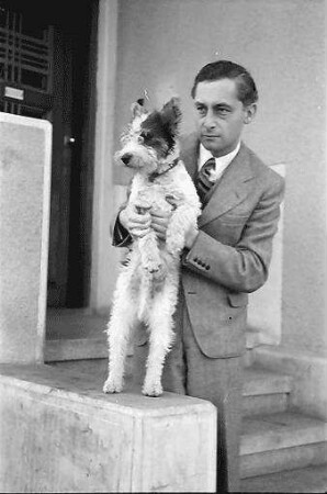 Bukarest: Ich (Willy Pragher) mit Bobby vor Haustür