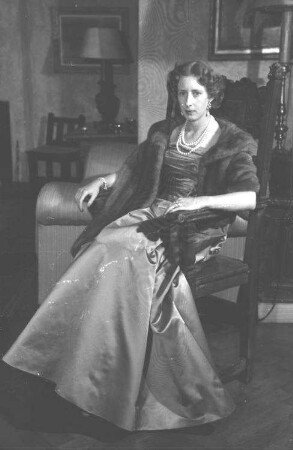 St. Moritz: Prinzessin Ileana von Hohenzollern; sitzend