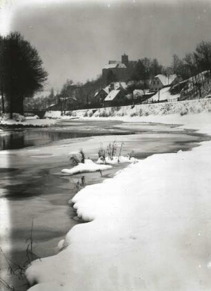 Scharfenstein, Zschopau : Scharfenstein. Blick über die vereiste Zschopau zur Burg von Süden. Winteraufnahme