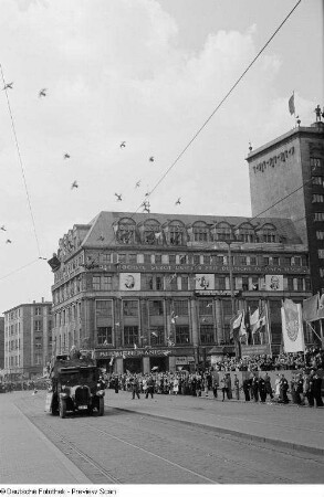 Blick auf ein Fahrzeug und eine Tribüne