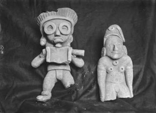 zwei kleine menschliche Figuren